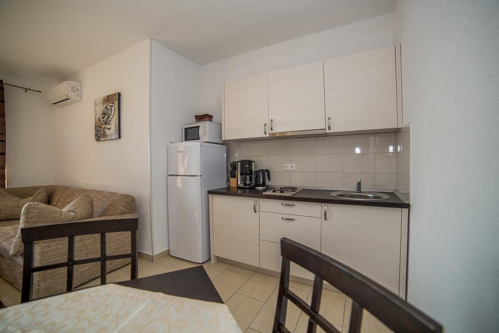 Apartments Kati Омиш Экстерьер фото